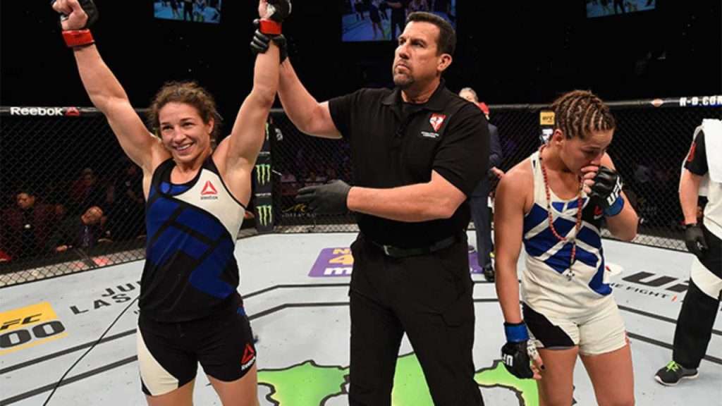 Guide to UFC Scoring: Rules, Rounds, Judges, Decisions 1 Referee John McCarthy holds up a winning UFC fighter's arm